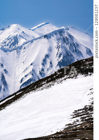 從別津山眺望大日山和奧大日山。在剩餘的雪季攀登北阿爾卑斯山的立山和別津山 128081237