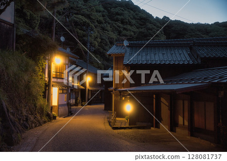 Seaside Kyoto: The streets of Ine town enveloped in the silence of dawn 2 128081737