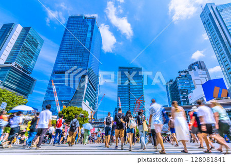 7月的東京街景…海外遊客持續增加。澀谷十字路口擠滿了外國遊客…=4日 128081841