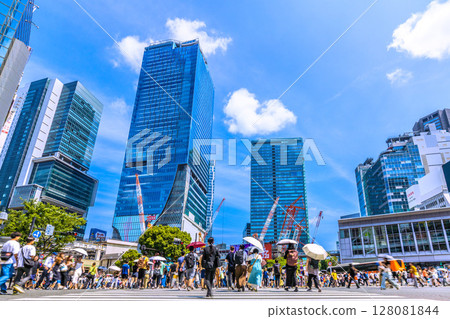 7月的東京街景…海外遊客持續增加。澀谷十字路口擠滿了外國遊客…=4日 128081844