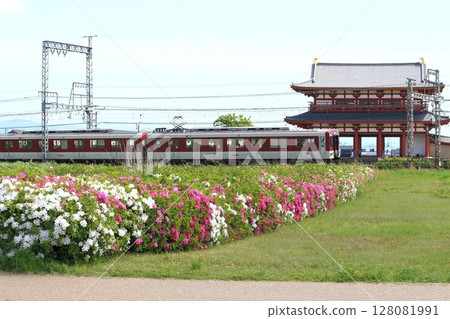 近鐵列車在世界遺產奈良平城宮復原後的朱雀門前行駛。 128081991