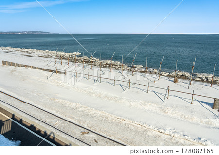 北海道網走:北濱車站的月台與軌道,面對鄂霍次克海,眺望流冰 北海道網走:北濱車站的月台與軌道,面對鄂霍次克海,眺望流冰 128082165
