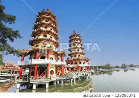 高雄蓮花池龍虎塔 高雄蓮花池龍虎塔 128083371