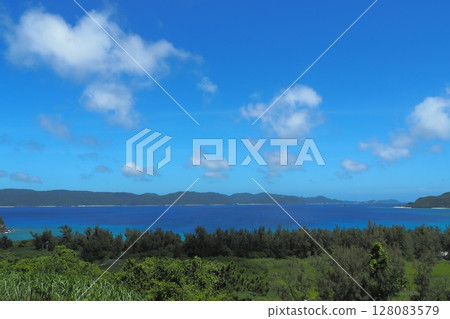 俯瞰座間味島和渡嘉敷島的夏日風景 俯瞰座間味島和渡嘉敷島的夏日風景 128083579