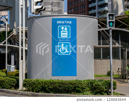 A sign showing the location of the elevator leading down to the underground walkway 128083644