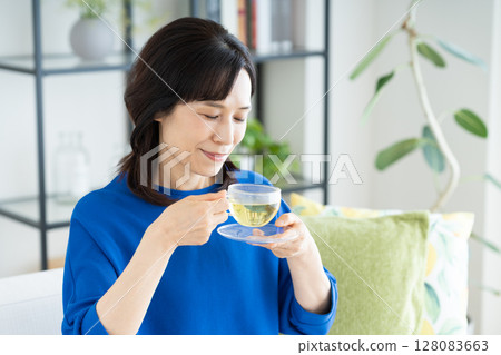 喝涼茶的中年婦女 128083663