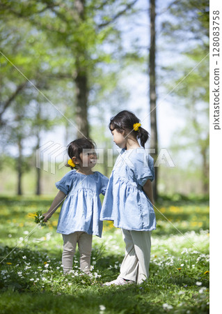 姊妹們在大自然中玩耍 姊妹們在大自然中玩耍 128083758