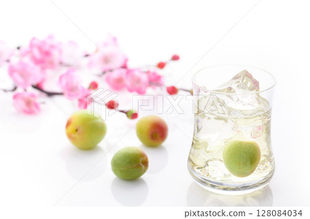 Homemade plum juice (plum syrup) 128084034