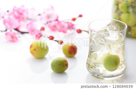 Homemade plum juice (plum syrup) 128084039