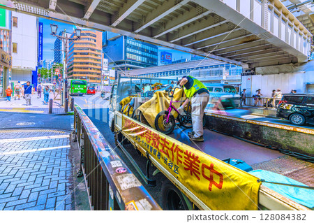 日本東京城市景觀：正在清理廢棄自行車等…=東京澀谷 128084382