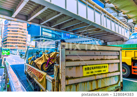 日本東京城市景觀:正在清理廢棄自行車等…=東京澀谷 日本東京城市景觀:正在清理廢棄自行車等…=東京澀谷 128084383