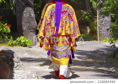 Vibrant Ryukyuan traditional costumes Vibrant Ryukyuan traditional costumes 128084394