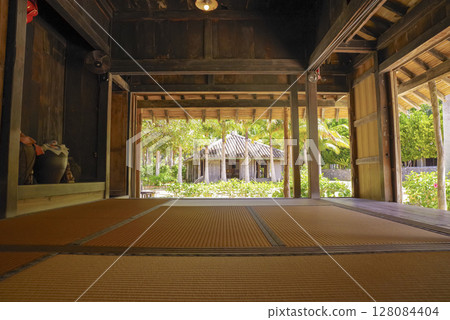 沖繩琉球村的傳統老房子 沖繩琉球村的傳統老房子 128084404