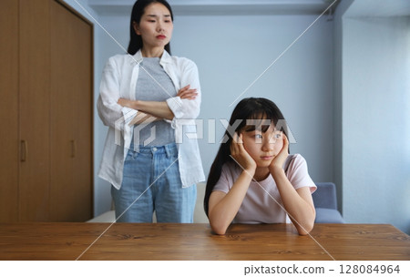 女兒和母親爭吵的圖片 128084964