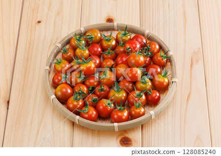 Fresh mini tomatoes Fresh mini tomatoes 128085240