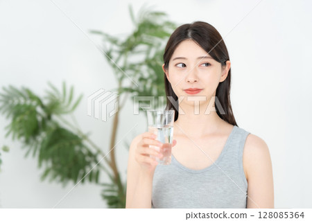 女性礦泉水 128085364