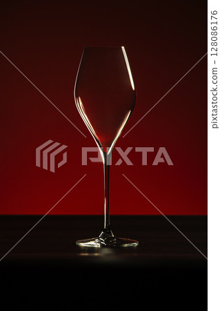 漂亮的香檳杯 漂亮的香檳杯 128086176