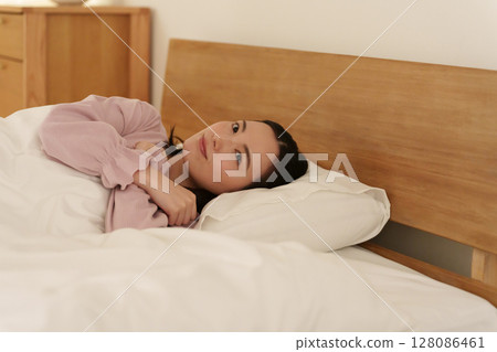 A woman thinking before going to bed at night 128086461