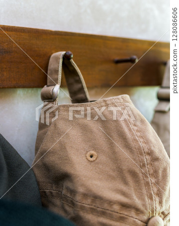 掛在木鉤上的休閒帽 128086606