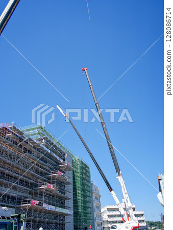 A construction site where construction is underway 128086714