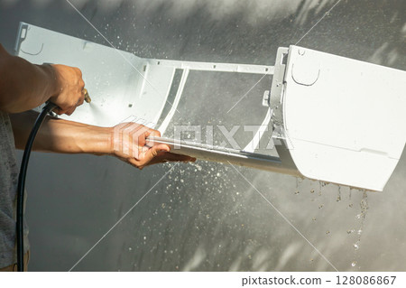air conditioning cleaning service with water spray 128086867