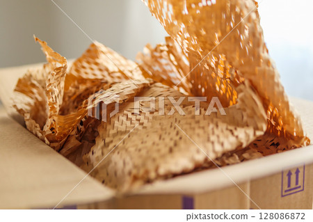 Eco friendly brown paper honeycomb wrap for product packaging parcel carton box 128086872
