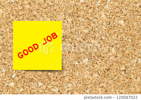 Yellow note paper with word good job on cork board background with copy space 128087022