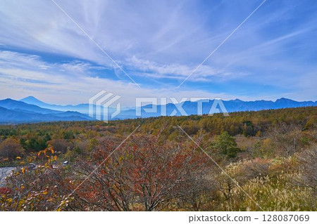 Autumn view of the south side from Utsukushimoriyama in Hokuto City, Yamanashi Prefecture (Mt. Fuji, Southern Alps, etc.) 128087069