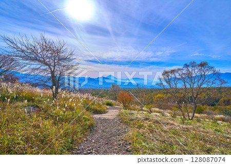 從山梨縣北杜市美森展望台眺望南側（含富士山）的秋景 128087074
