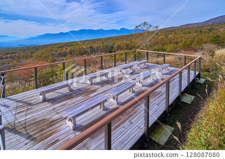 秋天從山梨縣北杜市美森山木階梯旁的休息區望去的西南側景色(南阿爾卑斯山等) 秋天從山梨縣北杜市美森山木階梯旁的休息區望去的西南側景色(南阿爾卑斯山等) 128087080