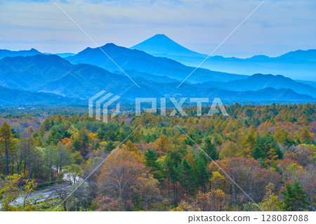 山梨縣北斗市美森展望台南面的秋景 128087088