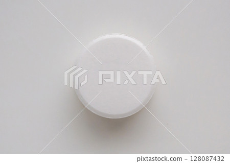 White medicine pill tablet on white background 128087432