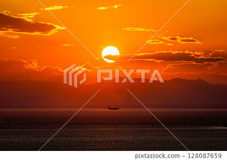 日落和飛機 日落和飛機 128087659