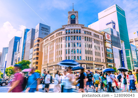 日本東京城市景觀。銀座四丁目和銀座精工大樓擠滿了外國遊客（第 4 幅） 128090043