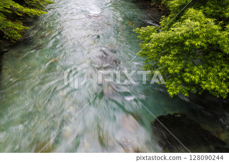 梓川清澈的河水和飄浮的雲彩（上高地） 128090244