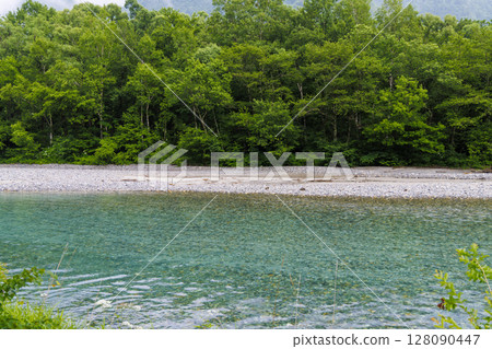 清澈的梓川和河岸風景(上高地) 清澈的梓川和河岸風景(上高地) 128090447