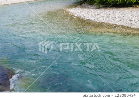清澈的梓川和河岸風景（上高地） 128090454