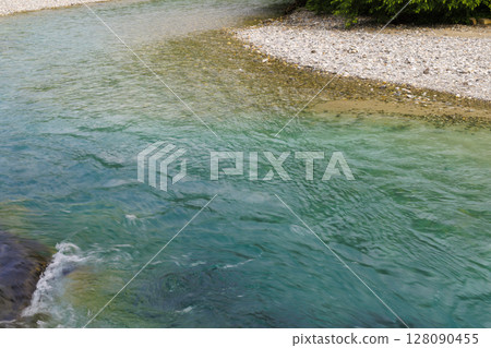 The crystal clear flow of the Azusa River and the riverbank scenery (Kamikochi) 128090455