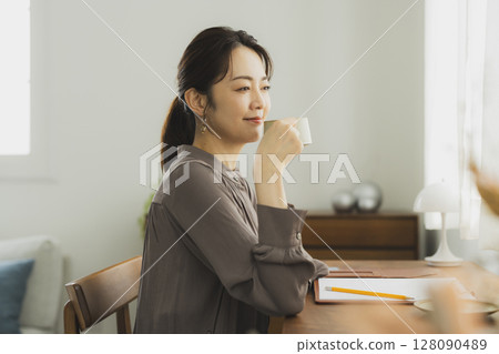 Woman at her desk at home 128090489