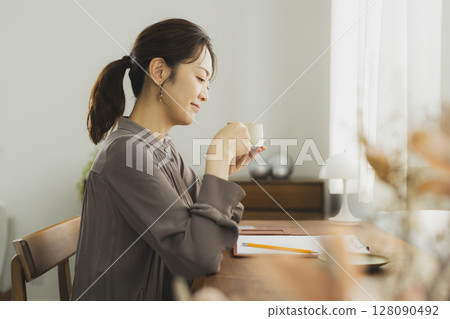 一位女士在家中的辦公桌前 128090492