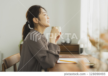 一位女士在家中的辦公桌前 128090493