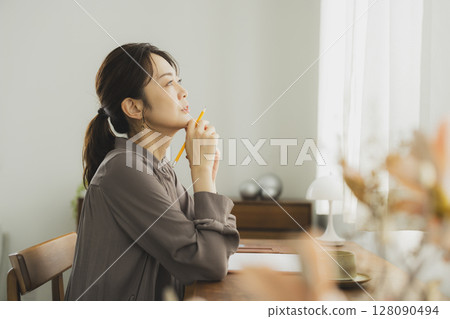 一位女士在家中的辦公桌前 128090494