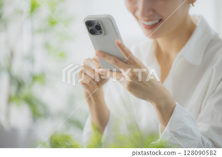 觀看智能手機的婦女 觀看智能手機的婦女 128090582