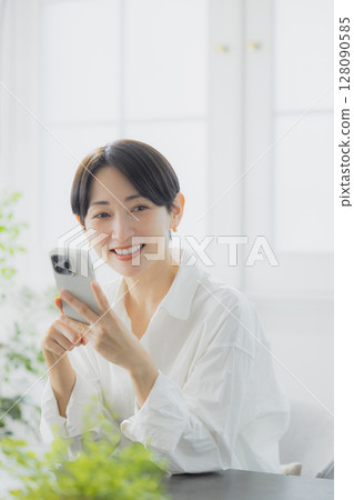 觀看智能手機的婦女 128090585