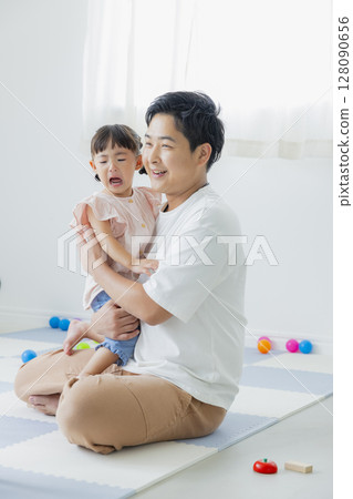孩子們在室內玩 孩子們在室內玩 128090656