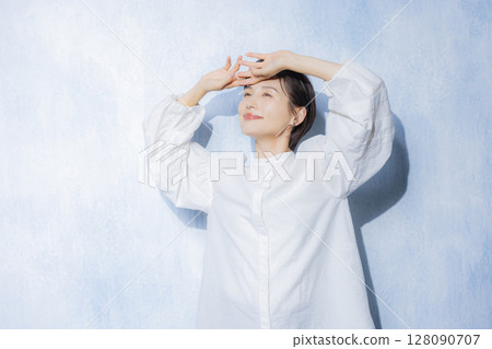 Woman in white blouse 128090707
