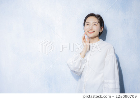 Woman in white blouse 128090709