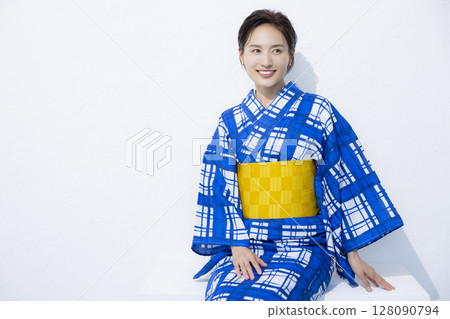 一個女人穿著浴衣 一個女人穿著浴衣 128090794