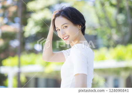 女人在公園裡深吸一口氣 女人在公園裡深吸一口氣 128090841