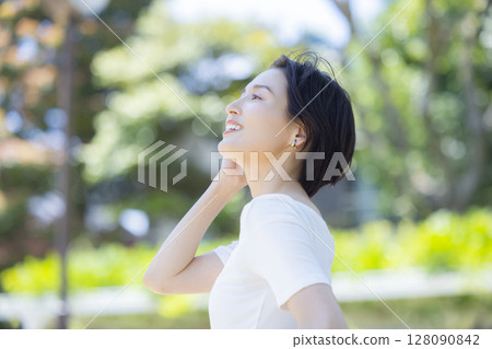 女人在公園裡深吸一口氣 128090842